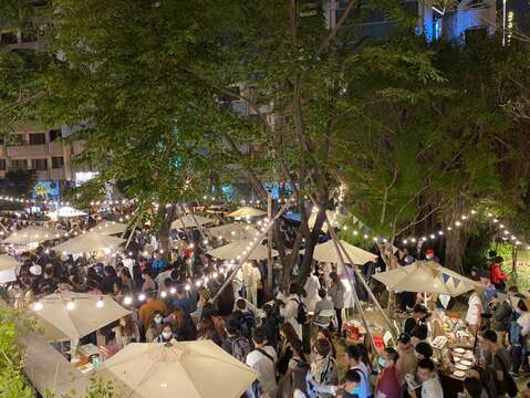 "Moriyama market stalls crowds"