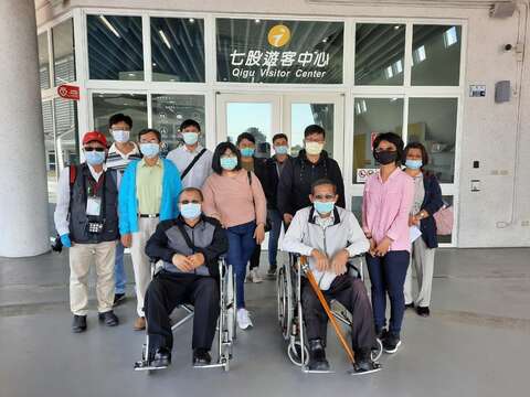 "A group photo of the barrier-free visit at the Qigu Visitor Center"