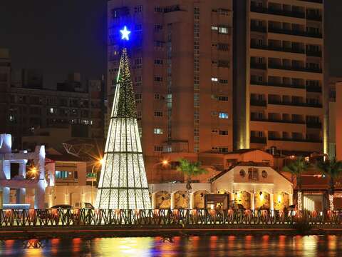 "The Christmas tree is designed with a thunder carving pattern based on the concept of the reproduction and rebirth of five loaves and two fishes. The 15-meter snow-white and elegant Christmas tree sparkles on the water surface of the canal at night, shining brilliant light, creating a romantic atmosphere like the Seine River "