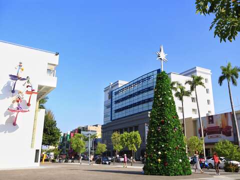 "Xinying Christmas tree day view"