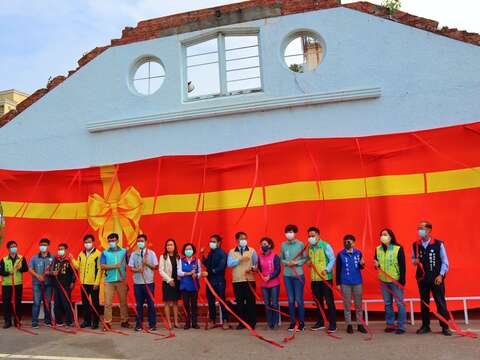 "Mayor and VIPs prepare to unveil the treasure of the sea"