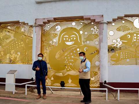 "Mayor Huang Weizhe and designer Yang Shiyi take a photo with the treasure of the sea"