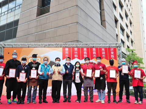 "Mayor Huang Weizhe also issued a certificate of appreciation to participating stores in other counties and cities, thanking the stores for coming from afar "