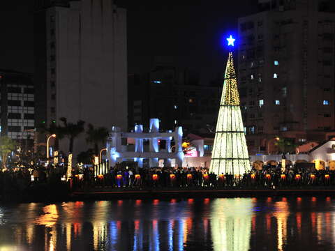 "Canal River Music Christmas Tree Night View"