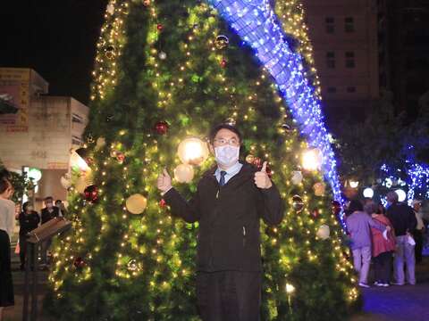 "The mayor and the Christmas tree take a photo"