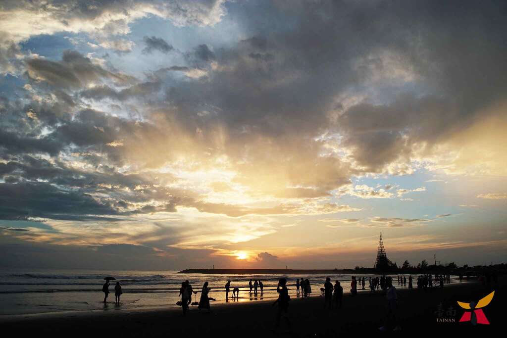 悠閒的氣氛外，乾淨的沙灘，是遊客喜歡來漁光島最大原因