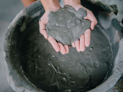 "The unique mud hot spring in Guanziling"