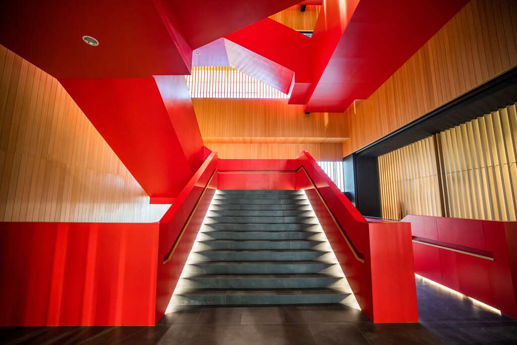 圖書館一至六樓的紅色樓梯是熱門打卡點