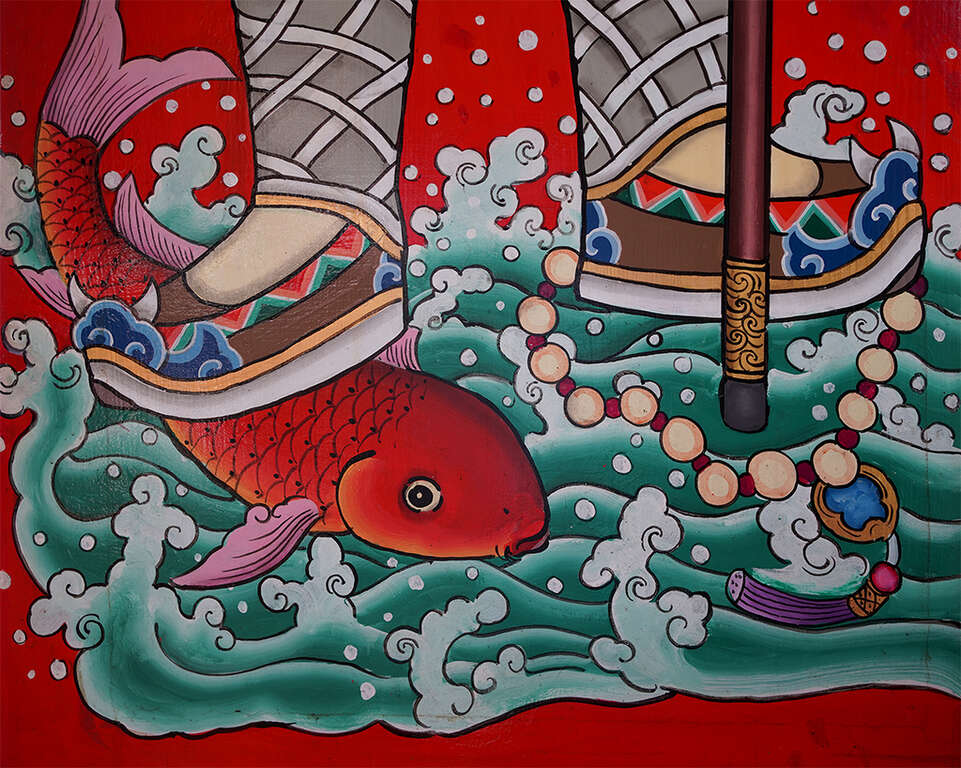 05勇士腳邊畫上鯉魚和珍珠，代表「禮到珍惜」