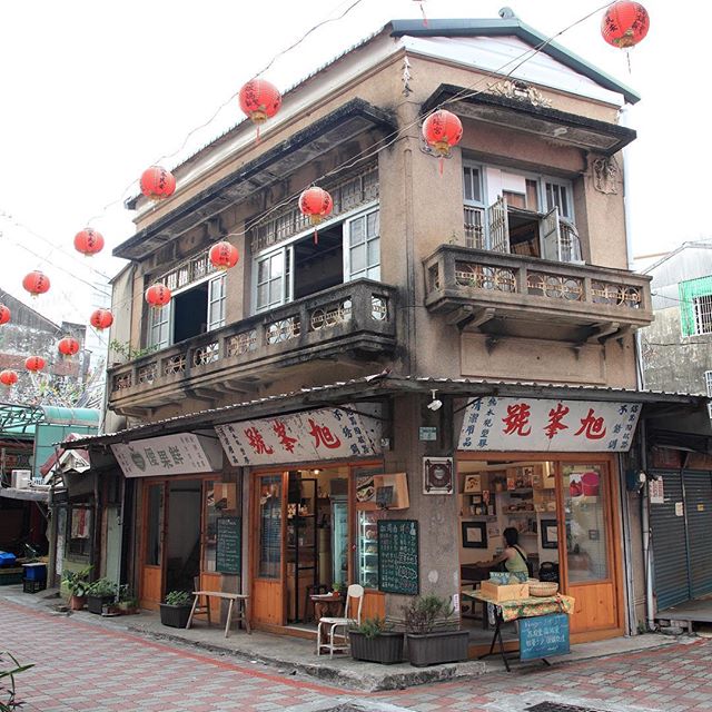 Follow Tainan @tainantravels台南「開隆宮」の通り側に、レトロなコーヒー屋さんや古い建物をリフォームした...