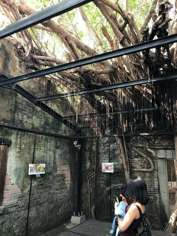 The inside of the Anping Tree House (1)