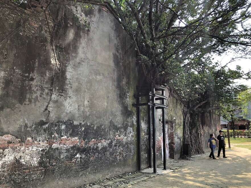 The back wall of the Anping Tree House (1)