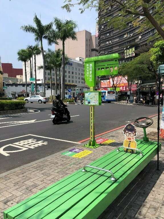 The bus stop for the Tainan downtown city tour